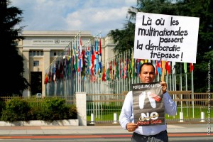 Javier Correa, président de SINALTRAINAL, devant le Palais des Nations à Genève